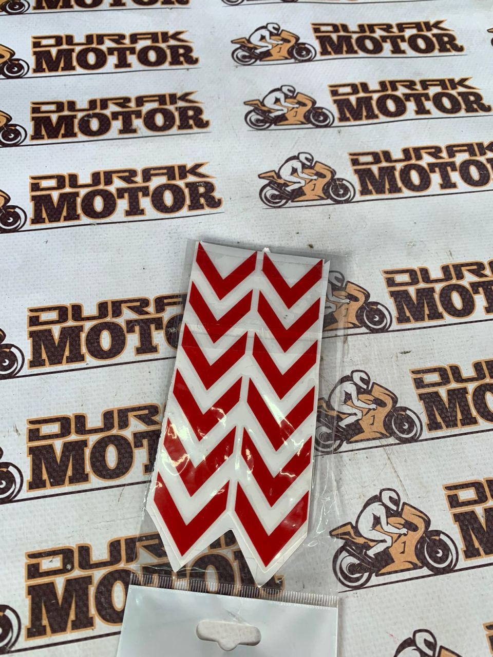 ÇAMURLUK VE SAKAL KIRMIZI SİVRİ STİCKER