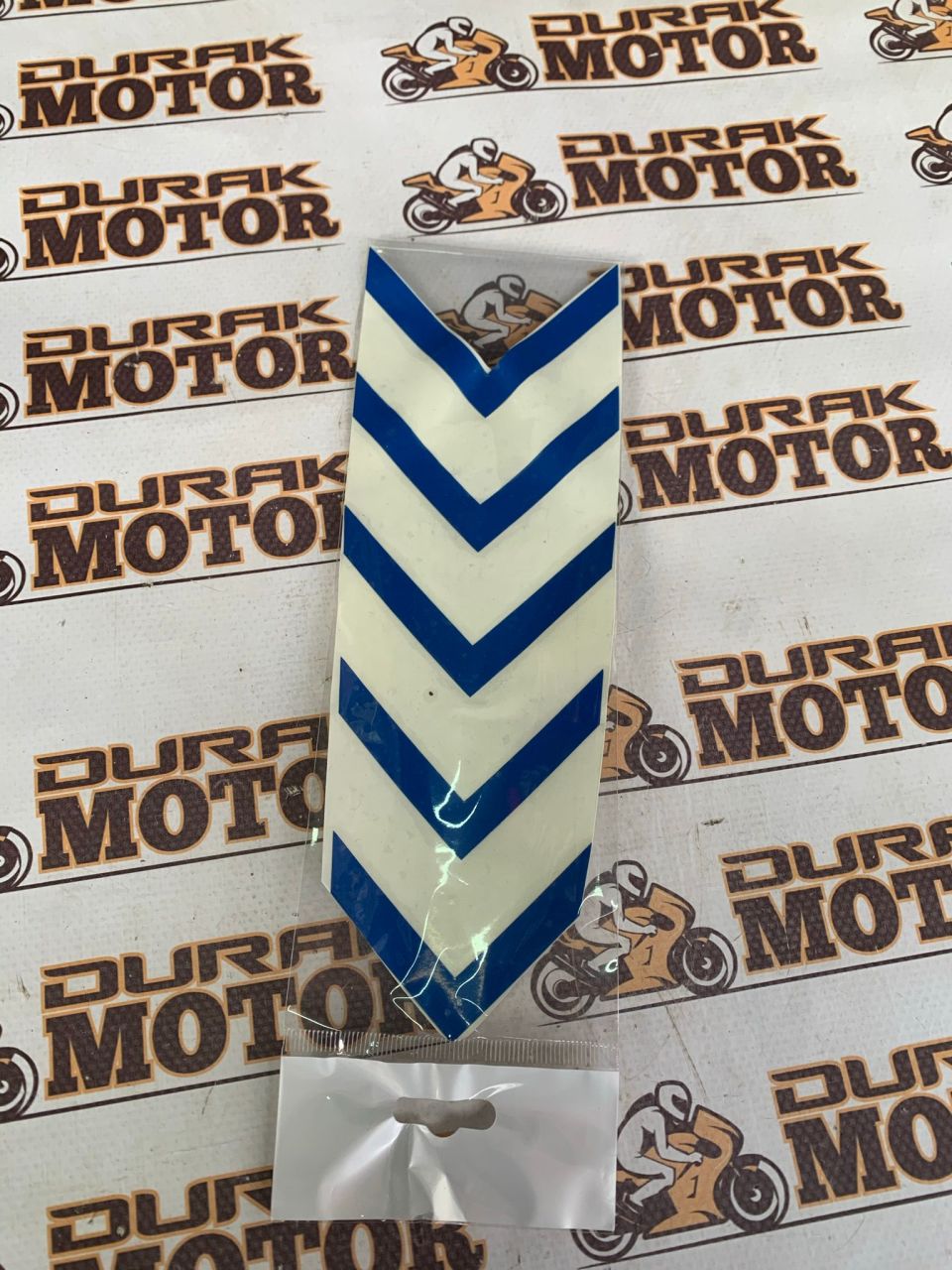 ÇAMURLUK VE SAKAL MAVİ GENİŞ OK DESENLİ SİVRİ STİCKER