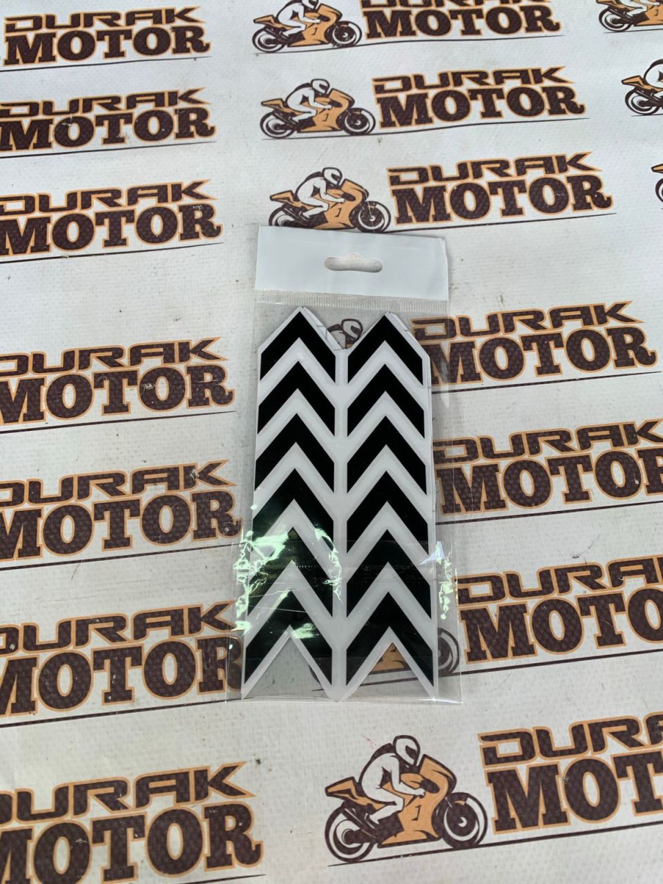 ÇAMURLUK VE SAKAL SİYAH SİVRİ STİCKER